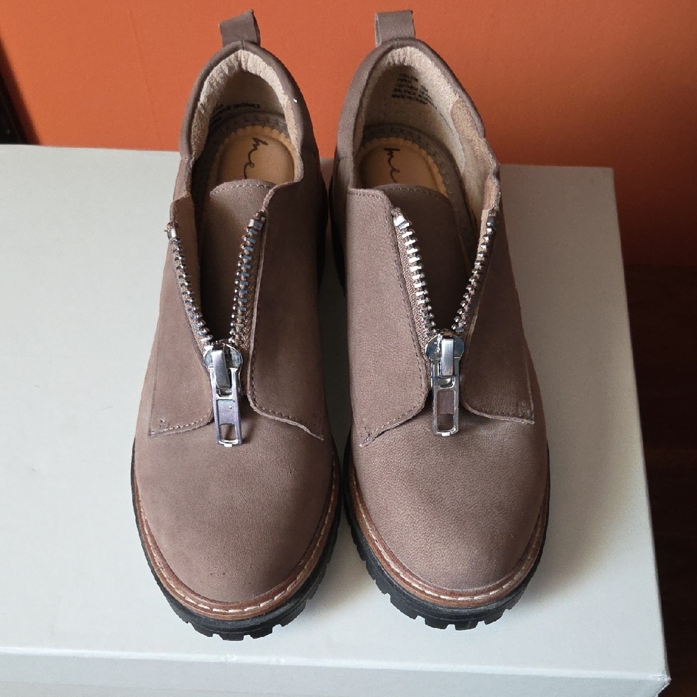Women's Brown Leather Zip-Up Shoes Like New.